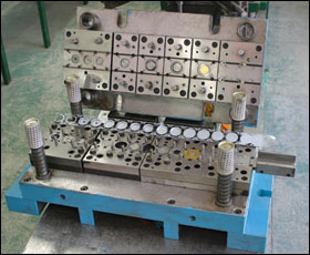 Continuous Type Die For Stretching Parts