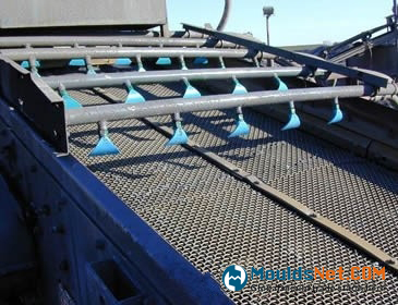 Square opening woven wire cloth is installed on the vibrating screen mesh.