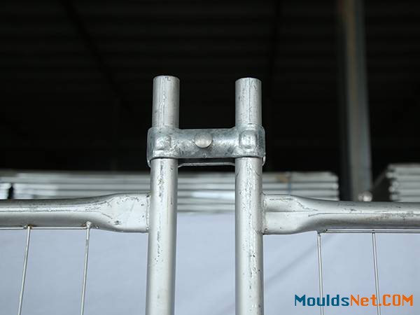 The two galvanized Australia temporary fence are co<em></em>nnected with clamp.