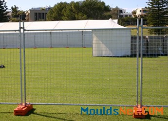 Three pieces of hot dipped galvanized welded portable fences are installed on the grassland with the orange plastic feet. 