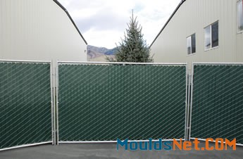 Chain l<em></em>ink portable fence slats are installed in the portable fence mesh.