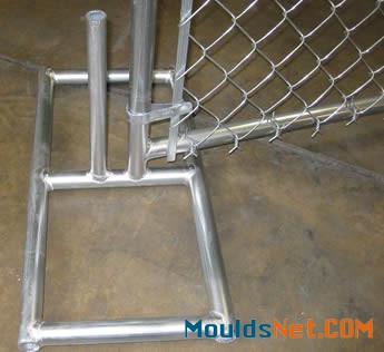 An hot dipped galvanized me<em></em>tal fence feet are installed on the fence panel.