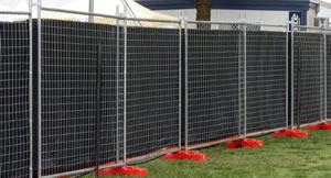 Australia portable fence shade clothes are attached on the fence panels.