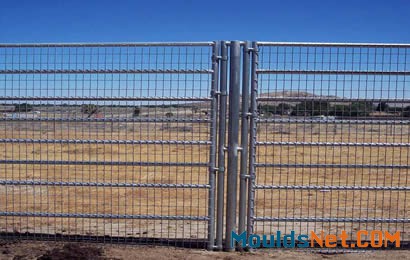 Welded wire horse panels are co<em></em>nnected with triple steel tubes